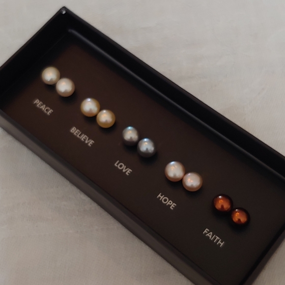 Avon Pearl Earring Box Set - Picture 6 of 9